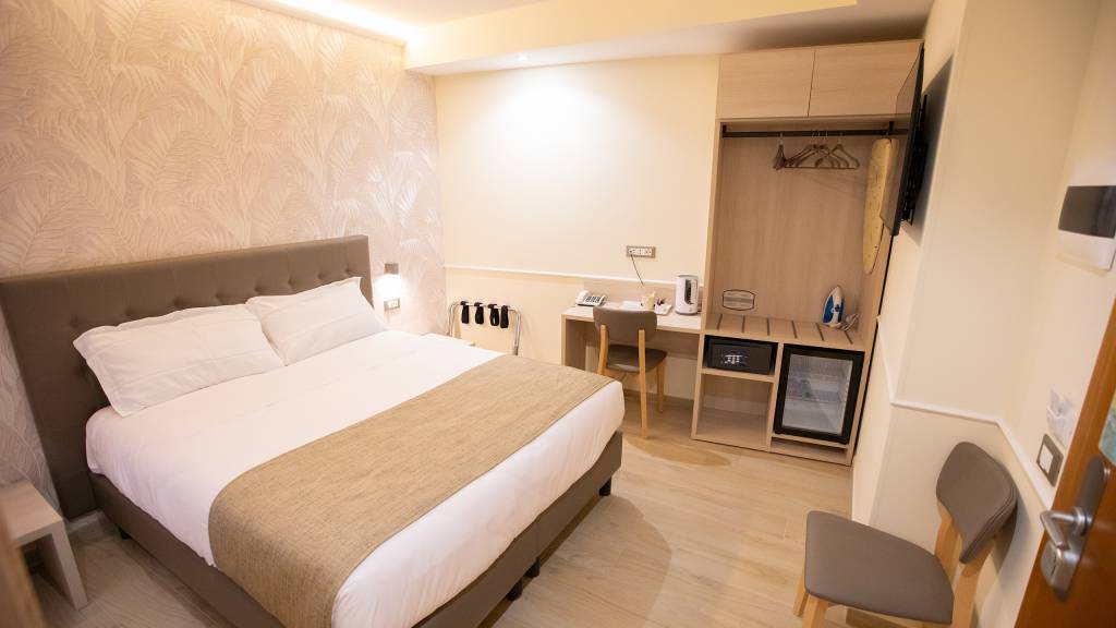 Double--with--Terrace--2---Hotel-Maximus-Roma